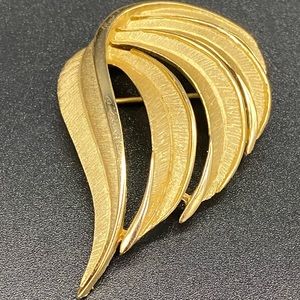 Trifari gold tone brooch